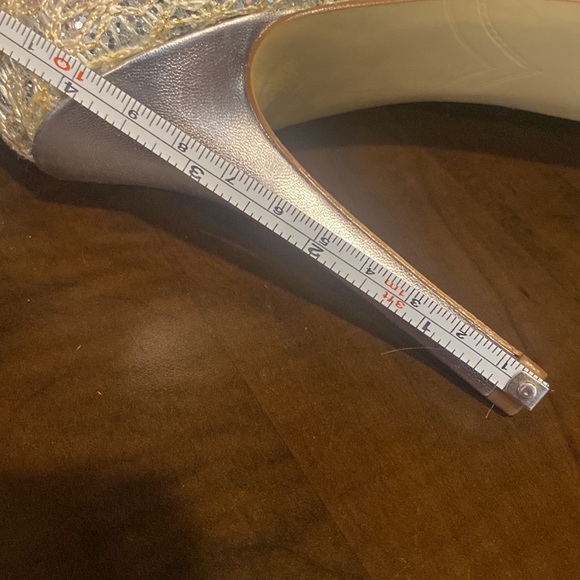 Stunning silver with a hint of gold weave Enzo Angiolini 4” heel in 8.5M - Picture 6 of 6